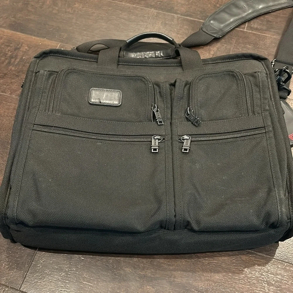 Tumi Alpha3 Expandable briefcase Black carry on